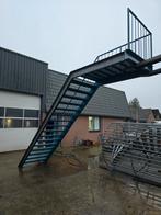 Stalen trap met bordes gegalv/blauw hoog 3,45mtr. Nob172, Doe-het-zelf en Verbouw, Ladders en Trappen, Ophalen, Zo goed als nieuw