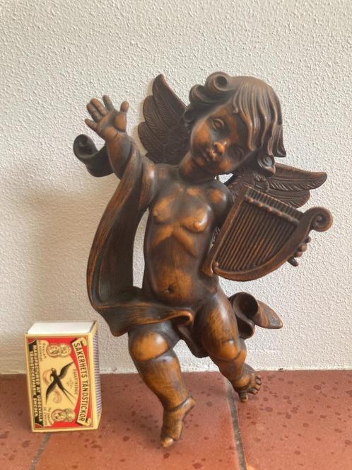 Lief engeltje met harpje zwevend aan touwtje engel kindje, Verzamelen, Beelden en Beeldjes, Zo goed als nieuw, Religie, Ophalen of Verzenden