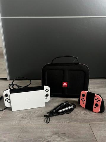Nintendo Switch OLED wit + extra Joy-Cons + 3 games beschikbaar voor biedingen