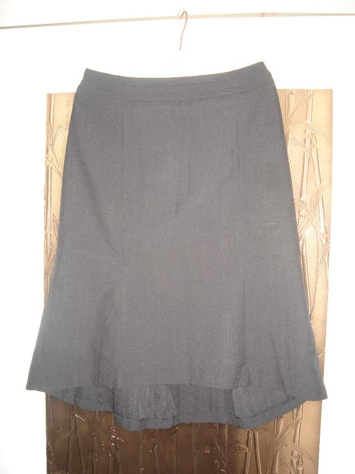 Zwarte klokrok van H&M, Kleding | Dames, Rokken, Zo goed als nieuw, Maat 38/40 (M), Zwart, Knielengte, Ophalen of Verzenden