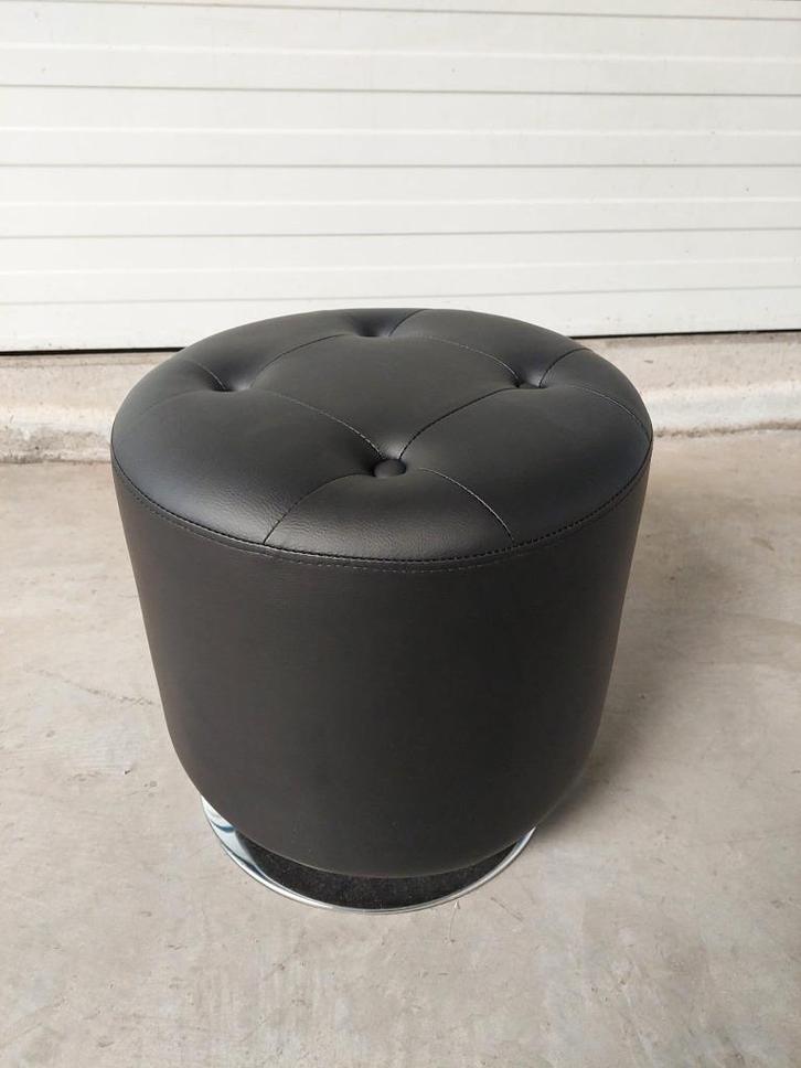 Design zwart imitatie lederen poef met chrome voet, Huis en Inrichting, Banken | Voetenbanken en Poefen, Nieuw, Minder dan 50 cm