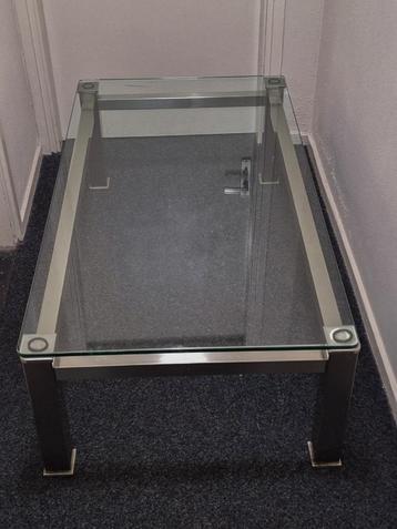 Moderne glazen salontafel – strak design beschikbaar voor biedingen