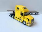 Gele Amerikaanse Volvo met platte trailer van Tonkin, Ophalen of Verzenden, Nieuw, Bus of Vrachtwagen, Overige merken