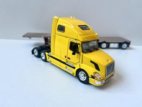 Gele Amerikaanse Volvo met platte trailer van Tonkin, Hobby en Vrije tijd, Modelauto's | 1:50, Nieuw, Bus of Vrachtwagen, Overige merken