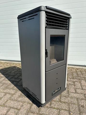 Pelletkachel 2.5-7 kw keurig , weinig gebruikt , beschikbaar voor biedingen