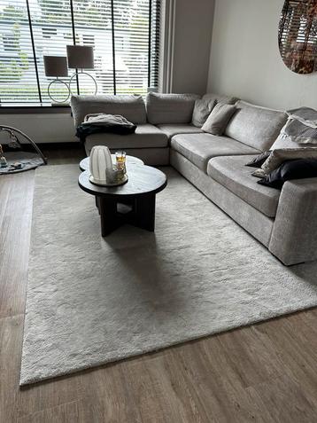 Beige tapijt beschikbaar voor biedingen