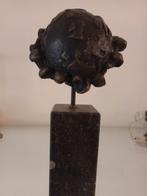 Bronzen Kunstwerk - Abstracte Bol op Sokkel, Ophalen of Verzenden