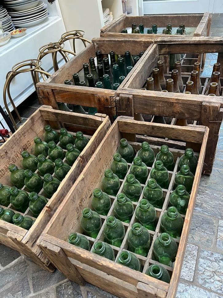 Oude kratjes met flessen - Waterloo Bracquegnies, Antiek en Kunst, Curiosa en Brocante, Ophalen