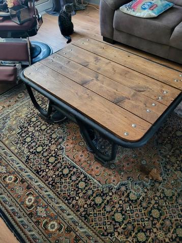 Mooi oude industrie tafel beschikbaar voor biedingen