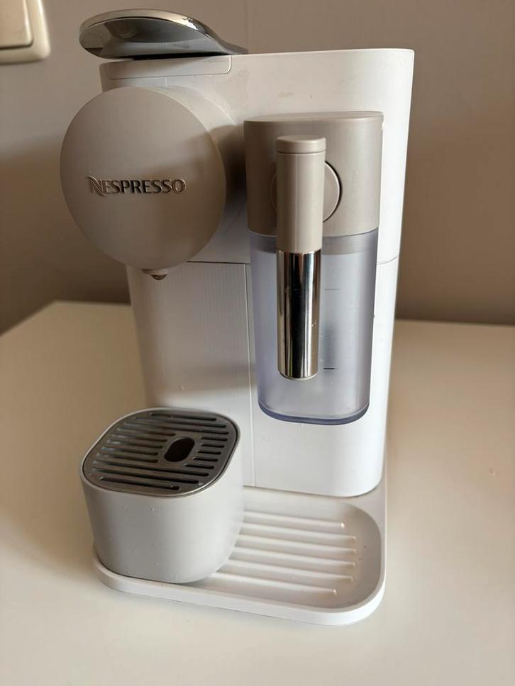 Nespresso Lattissima one wit, Witgoed en Apparatuur, Koffiezetapparaten, Gebruikt, Koffiepads en cups, Koffiemachine, Afneembaar waterreservoir