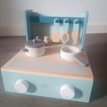 Houten speelkeukentje met bijbehorende accessoires  beschikbaar voor biedingen