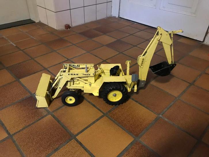 ERTL 820, Ford 7500 Backhoe/Graaflaadcombinatie, Schaal 1:12, Hobby en Vrije tijd, Modelauto's | 1:5 tot 1:12, Gebruikt, Overige typen