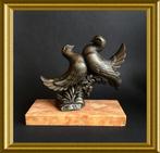 Art deco zamak beeldje op marmer : vogels, duif, Antiek en Kunst, Ophalen of Verzenden
