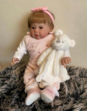 Reborn pop met mooie haren.  beschikbaar voor biedingen