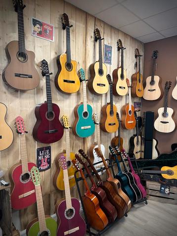 Klassieke Gitaren - Nieuw in Showroom beschikbaar voor biedingen