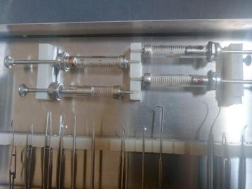 vintage medisch gereedschap, glazen injectiespuiten beschikbaar voor biedingen
