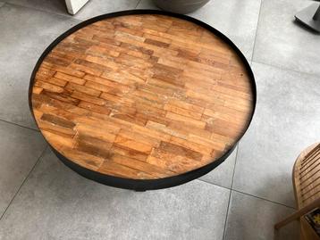 Houten salontafel met metalen rand beschikbaar voor biedingen