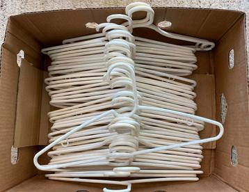Plastic kledinghangers, wit VERKOCHT beschikbaar voor biedingen