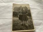 Apeldoorn Oude Foto - Twee Vrouwen voor een Huis, Gebruikt, Foto, Ophalen of Verzenden, Voor 1940