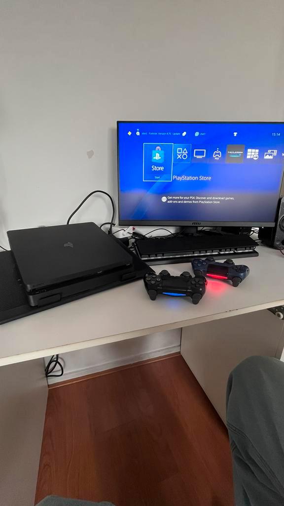 PS4 Slim 1TB + 2 Controllers, Spelcomputers en Games, Spelcomputers | Sony PlayStation 4, Gebruikt, Slim, 1 TB, Met 2 controllers