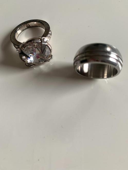 2 zilverkleurige ringen zgan (foto 22), Sieraden, Tassen en Uiterlijk, Ringen, Zo goed als nieuw, Dame, 17 tot 18, Zilver, Zilver