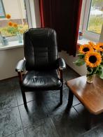 zwart leren stoel met eiken houten frame. verstelbare rug., Huis en Inrichting, Fauteuils, Ophalen, Gebruikt, 50 tot 75 cm