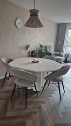 Vier bouclé eetkamerstoelen, Huis en Inrichting, Stoelen, Ophalen of Verzenden, Zo goed als nieuw, Grijs, Vier