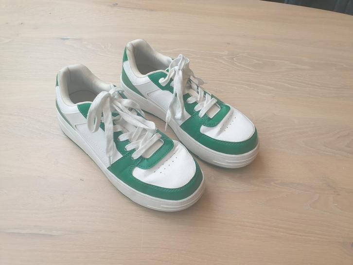Groen / Witte Sneakers Pull and Bear  Z.G.A.N., Kleding | Heren, Schoenen, Zo goed als nieuw, Wit, Ophalen of Verzenden