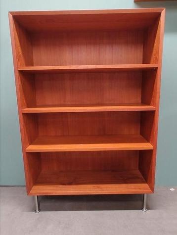 Boekenkast beschikbaar voor biedingen