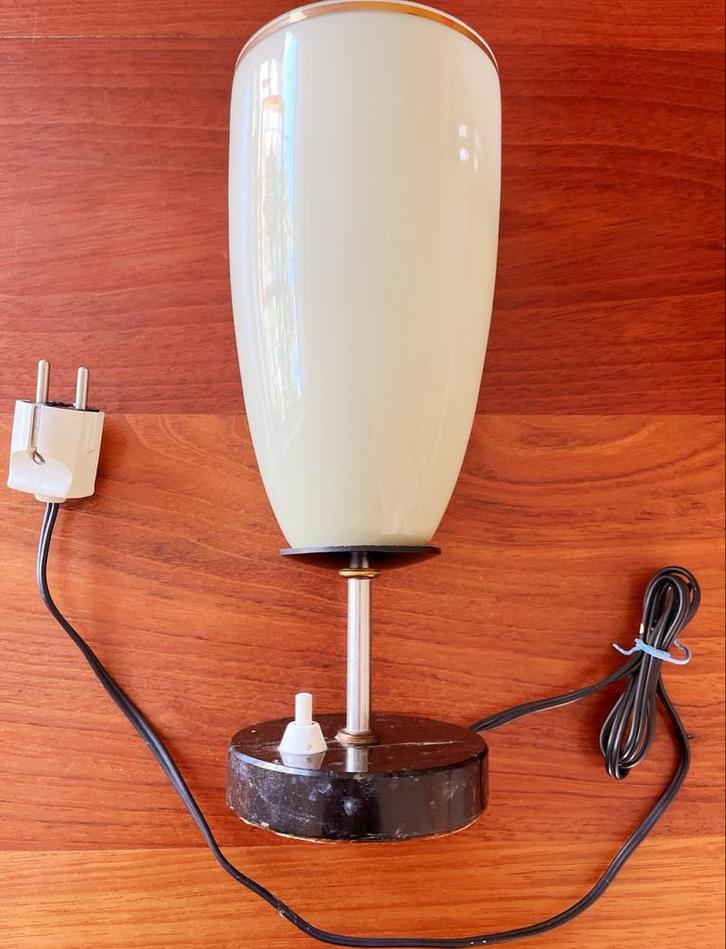 Glazen lamp met marmeren voet en goudkleurig rand., Antiek en Kunst, Antiek | Lampen, Ophalen of Verzenden