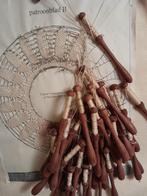 2 kant kloskussens en 45 klosjes en diversen materiaal, Hobby en Vrije tijd, Kantklossen, Ophalen, Gebruikt, Klos(sen)