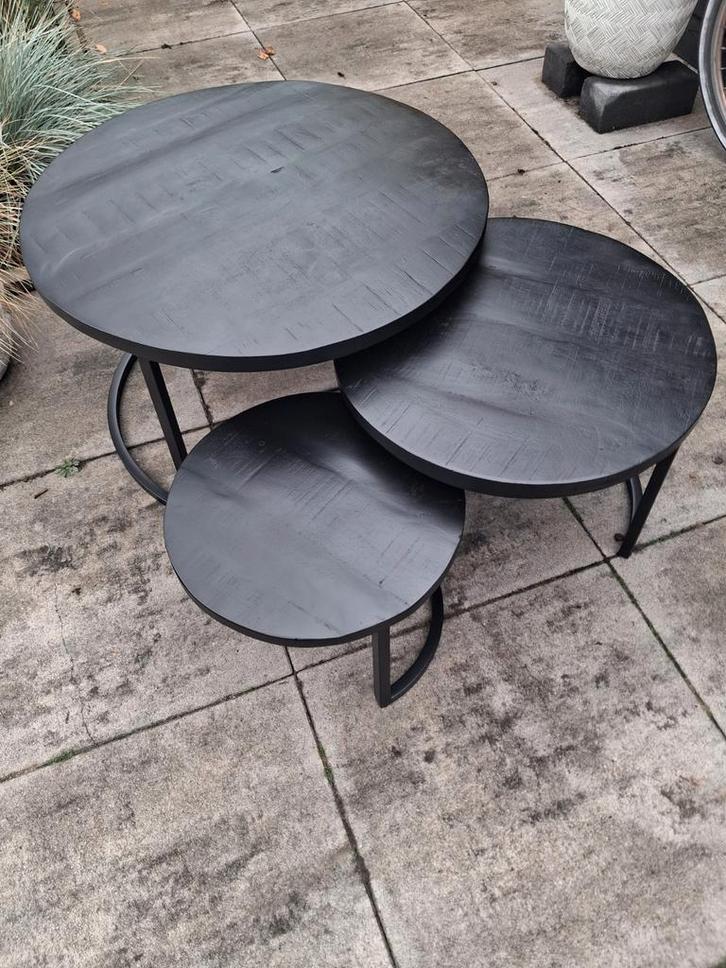3 zwarte metalen salontafels van mangohout merk Goossens.Ø74, Huis en Inrichting, Tafels | Salontafels, Minder dan 50 cm, 50 tot 100 cm