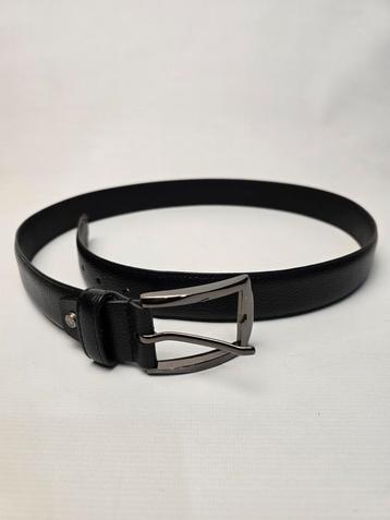 @ Zwarte lederen riem  beschikbaar voor biedingen