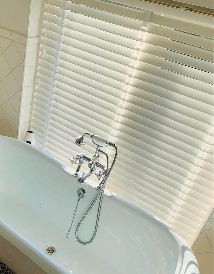 Jaloezie Wit 135cm breed, Huis en Inrichting, Stoffering | Gordijnen en Lamellen, 100 tot 150 cm, Wit, Ophalen