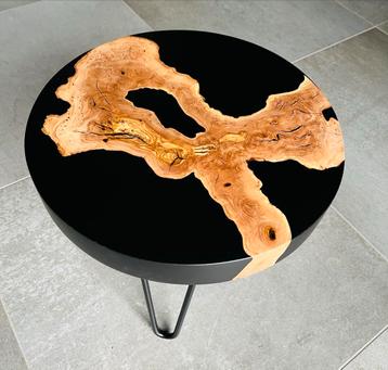 Olijfhout & Epoxy bijzettafel beschikbaar voor biedingen