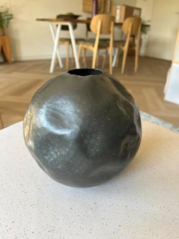 Metalen vaas gemerkt CK & Co Holland 1889 beschikbaar voor biedingen