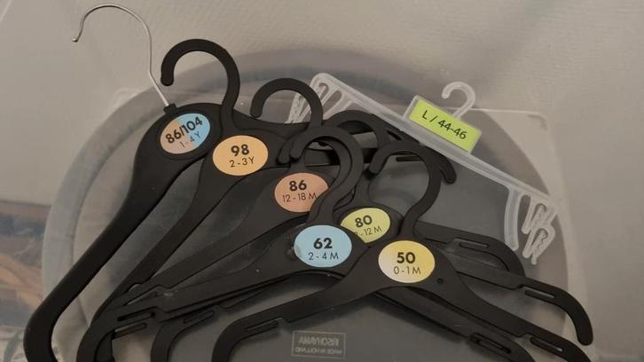 * gratis * 23 x baby- en kinderkledinghangers, Kinderen en Baby's, Babymode-accessoires, Zo goed als nieuw, Ophalen