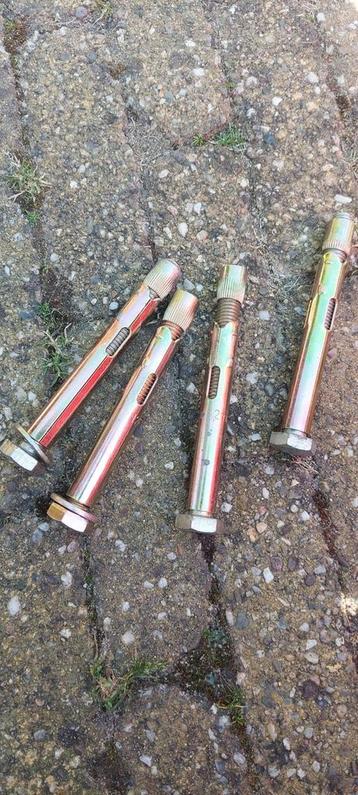 4 x 12 mm keilbouten beschikbaar voor biedingen