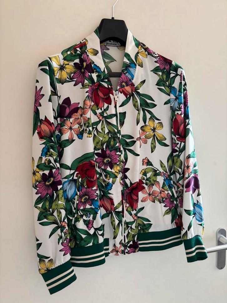 Stradivarius jack jasje maat 38/40  In zeer goede staat, Kleding | Dames, Jasjes, Kostuums en Pakken, Zo goed als nieuw, Maat 38/40 (M)