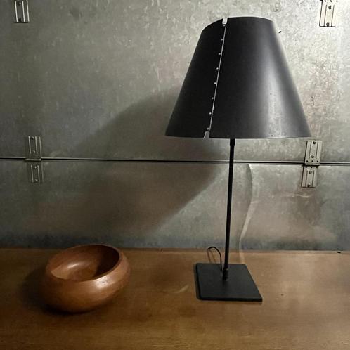 OPRUIMING Luceplan Costanza donker blauwe kap zwarte voet, Huis en Inrichting, Lampen | Tafellampen, Gebruikt, 50 tot 75 cm, Kunststof