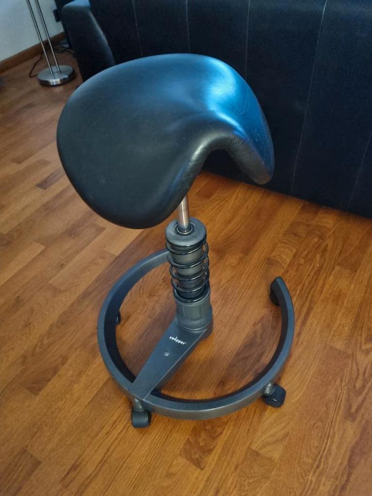 Swopper Saddle Aeris zwart met 3D zadelzitting, Huis en Inrichting, Bureaustoelen, Zo goed als nieuw, Bureaukruk, Zwart, Ergonomisch