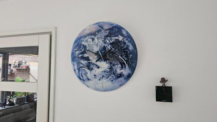Schitterende Karlsson Klok 'Earth'! Aarde! 60CM! NIEUW!, Huis en Inrichting, Woonaccessoires | Klokken, Nieuw, Ophalen of Verzenden
