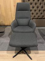Draai fauteuil Kebe Grijs met hocker - 20% extra korting, Huis en Inrichting, Fauteuils, Nieuw, Minder dan 75 cm, Modern, Stof
