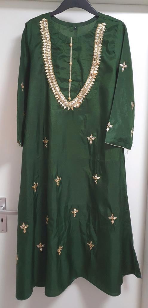 Groene maxi jurk met borduursel en spiegelwerk - Maat M, Kleding | Dames, Jurken, Nieuw, Maat 38/40 (M), Groen, Onder de knie