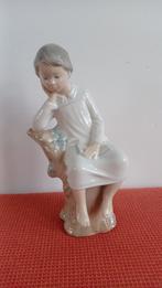 Lladro Porseleinen Beeldje - Jongen op Boomstronk, Verzamelen, Beelden en Beeldjes, Ophalen, Zo goed als nieuw, Mens