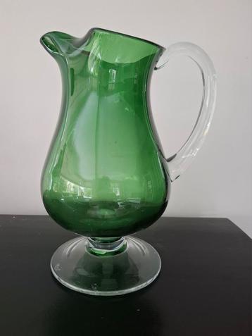 Groene glazen waterkan, karaf beschikbaar voor biedingen