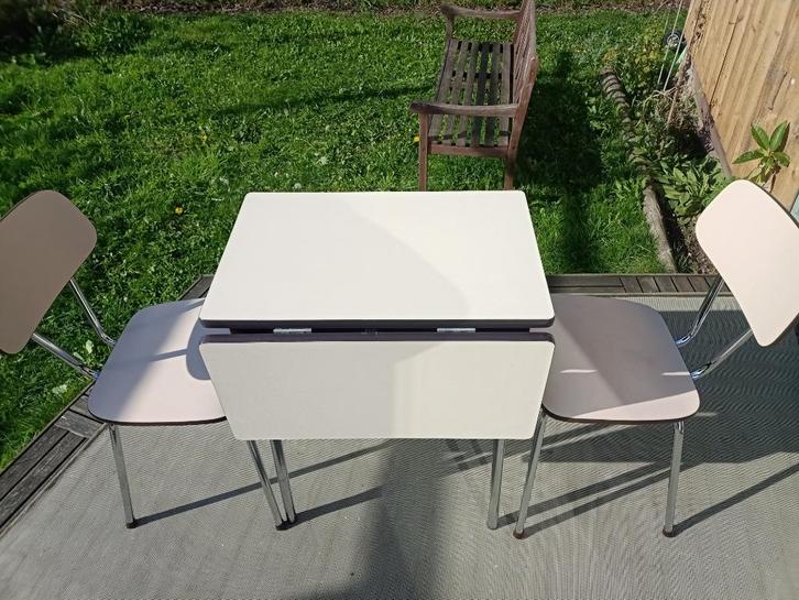 Vintage inklapbare tafel met twee stoelen, Huis en Inrichting, Stoelen, Gebruikt, Twee, Hout, Kunststof, Metaal, Overige kleuren