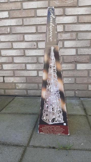 Piramide kerst lichtboom 61 centimeter hoog. beschikbaar voor biedingen