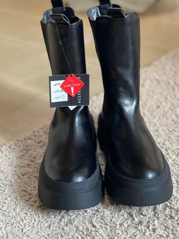 Nieuwe zwarte boots beschikbaar voor biedingen