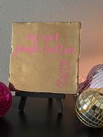 Handgemaakt tegeltje “ mij niet jingle bellen” goud, Ophalen of Verzenden, Nieuw